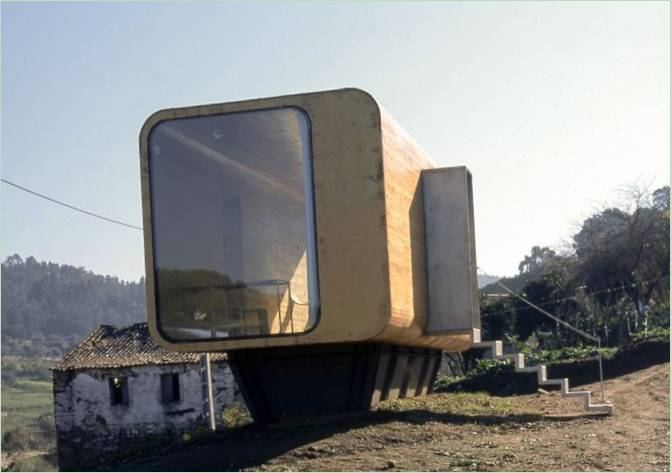 Grande fenêtre à l'extrémité de la maison modulaire