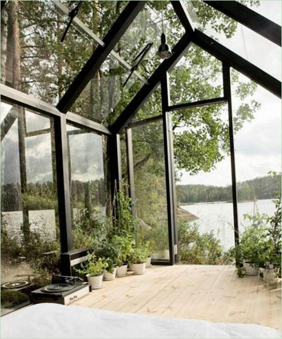 Aménagement intérieur de la maison de jardin en verre : coin salon