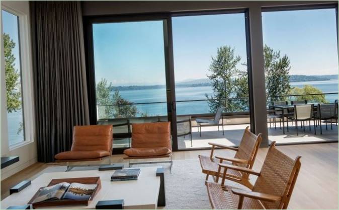 Salon d'une maison de campagne de Madrona aux États-Unis