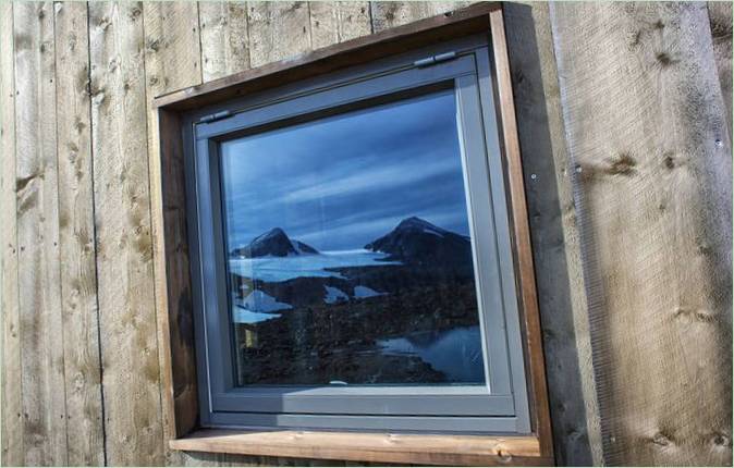 Les cottages Rabothytta dans les montagnes du nord de la Norvège : un reflet du paysage dans la fenêtre