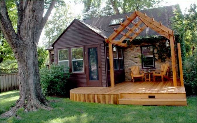 Une terrasse en bois à côté de la maison