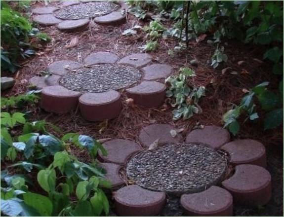 Dalles de pierre en forme de fleurs dans le jardin