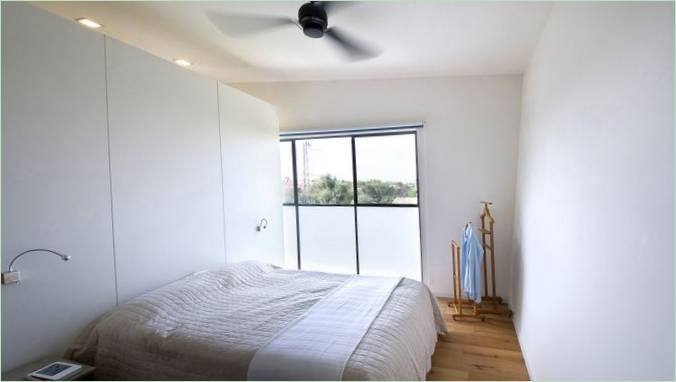 Aménagement d'une chambre à coucher de couleur claire