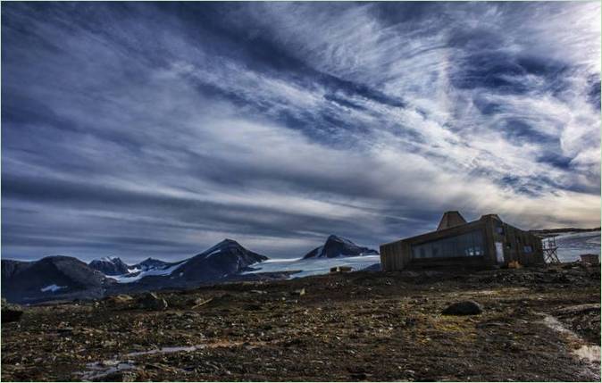 Chalets Rabothytta dans les montagnes : des cabanes sous un ciel nuageux