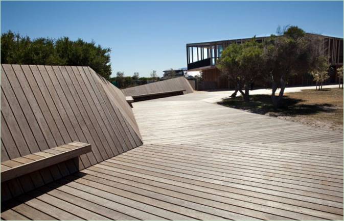 Aménagement du parc de loisirs : des bancs en plein soleil pour se détendre ou profiter du soleil après une baignade