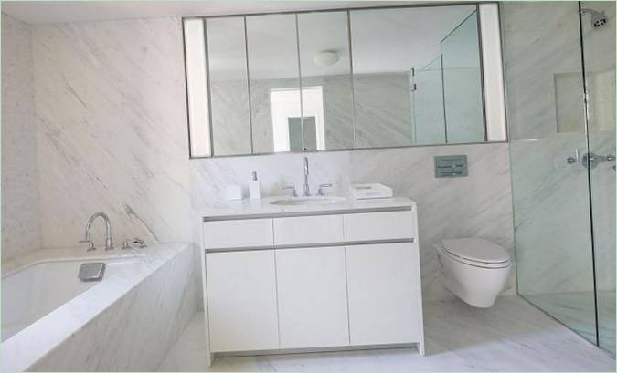 Salle de bain en marbre avec douche en verre