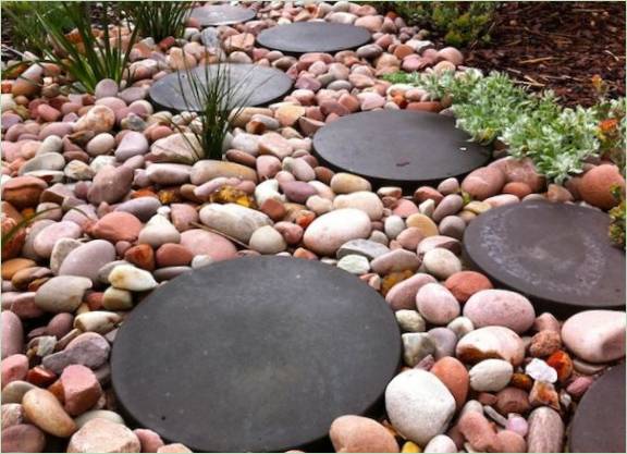 Dalles rondes noires pour une allée de jardin
