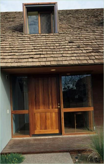 Extérieur d'une maison avec des puits de lumière