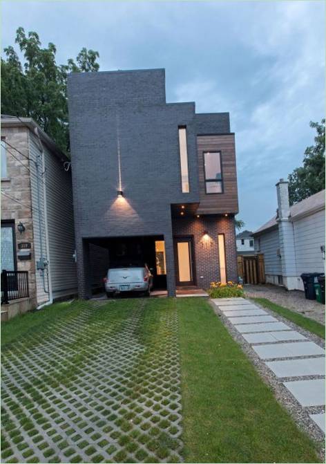 Aménagement intérieur de la Maison Totem originale par rzlbd avec une remarquable galerie de sculptures uniques, Toronto, Canada