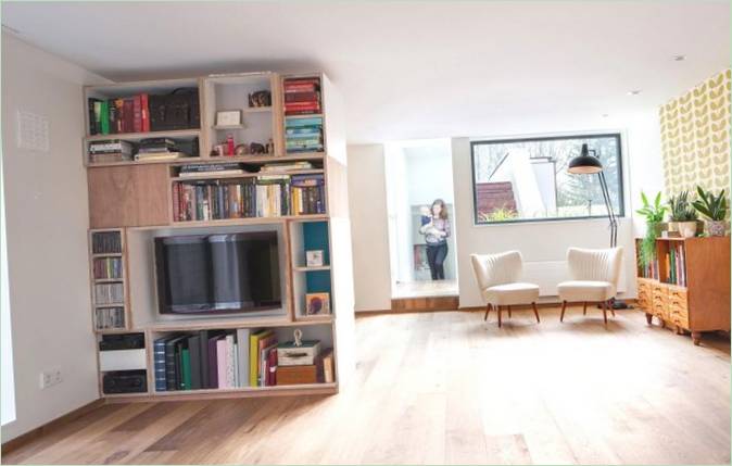 Une salle de séjour confortable avec une armoire multifonctionnelle