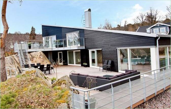 La terrasse spacieuse de la villa Skipas en Suède
