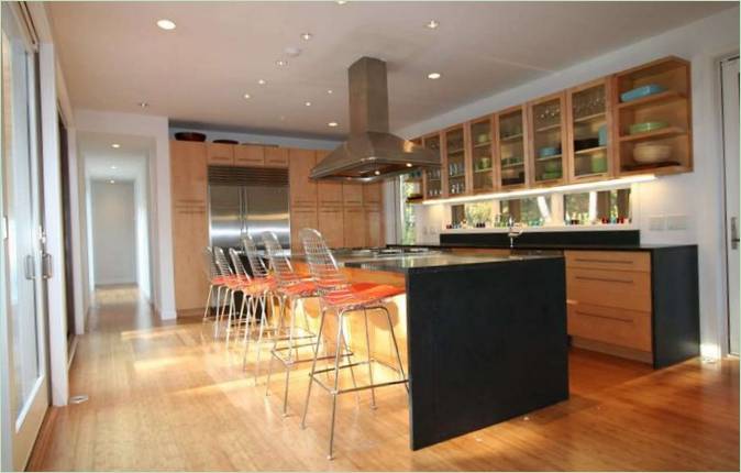 Intérieur de la cuisine avec coin bar