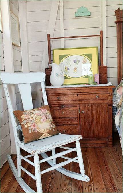 Un fauteuil à bascule ancien dans la chambre à coucher