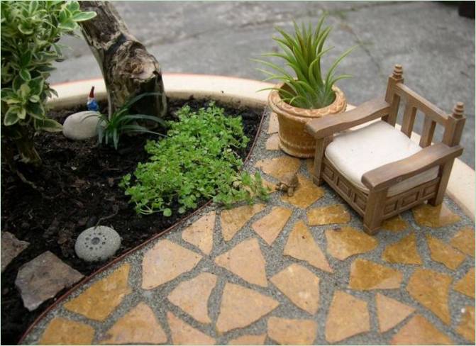 Chaise longue dans un mini jardin