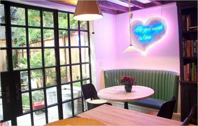 Un cœur rougeoyant avec une illumination rose-néon