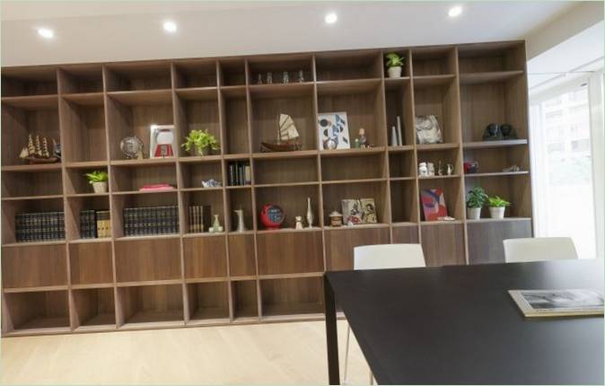Une grande étagère en bois pour les livres et les accessoires
