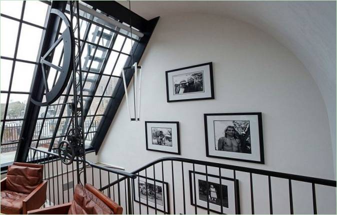 Les murs du loft sont décorés de photographies