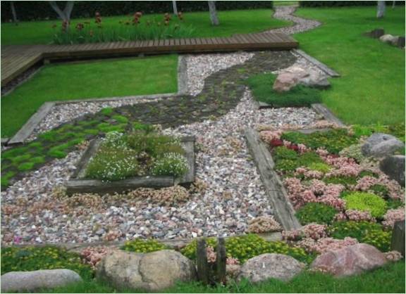 Chemin de jardin fait de pavés et de pierres