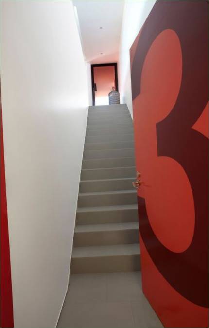 Entrée principale et escalier menant au premier étage de la maison