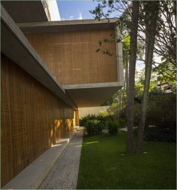 Une belle combinaison de bambou à carreaux et de dalles de béton de la maison P House