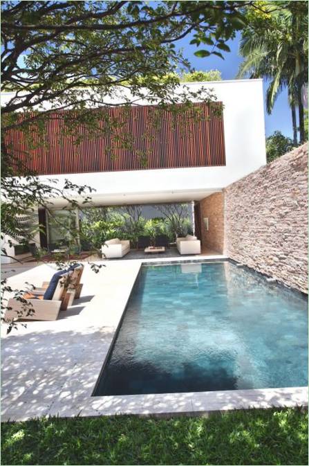 Une piscine devant une maison moderne avec un jardin au Brésil