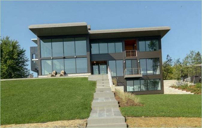 La conception de la maison en verre à plusieurs niveaux d'Edgewater dans le Minnesota, aux États-Unis