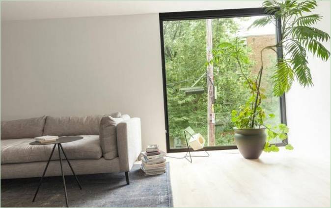 Aménagement intérieur d'une petite maison - des accents lumineux dans un intérieur monochrome