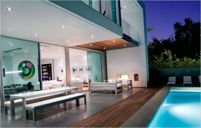 Intérieur d'un manoir moderne avec piscine par Steven Kent Architect, Santa Monica, CA