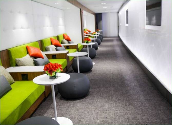 Salon de l'aéroport : des fauteuils verts étonnants pour un décor de salon