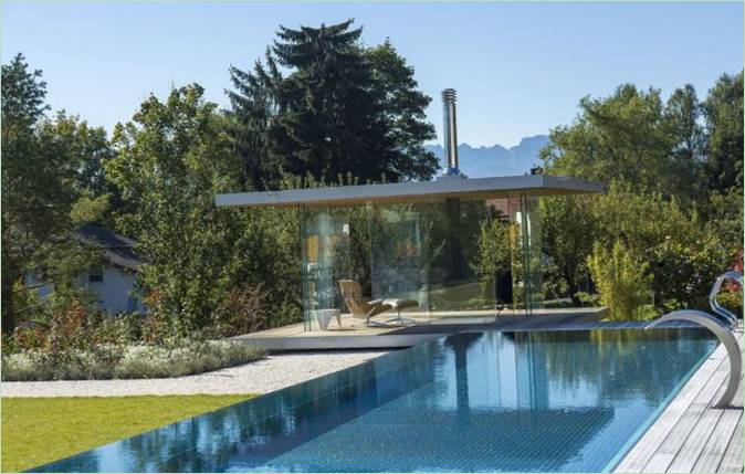 Une pergola près de la piscine semble flotter au-dessus de l'eau