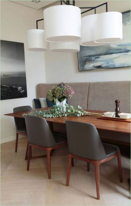 Lustre créatif au-dessus de la table à manger dans une maison privée à Maida Vale, Londres