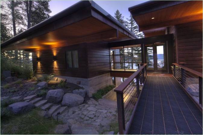 Coeur D'Alene, une cabane moderne au design intérieur intéressant au bord d'un lac dans le nord de l'Idaho