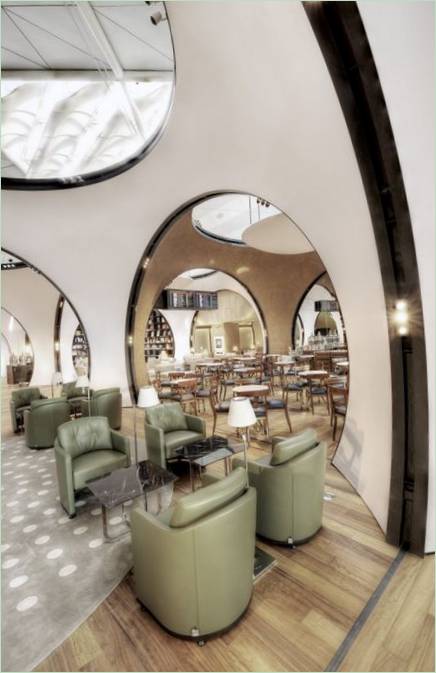 Salon de l'aéroport : les arches d'un restaurant