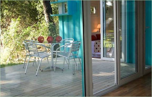 Terrasse avec salle à manger d'un lodge privé à l'Alterra Beach Resort