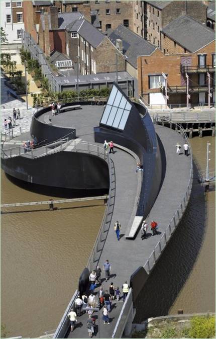 Le pont mobile en forme de virgule sur la rivière Hull