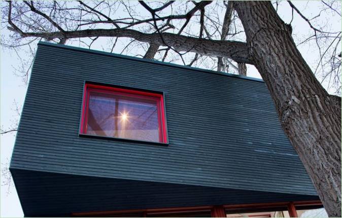 La façade originale de la maison : une chambre à coucher en saillie au-dessus du bâtiment