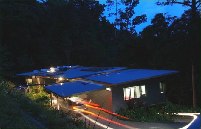 La maison de poupée dans la forêt profonde