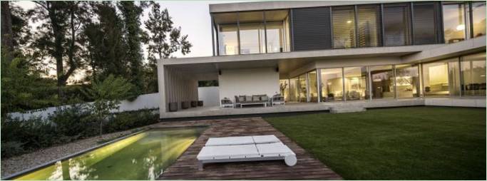 Résidence en forme de L avec grand jardin et piscine au Portugal