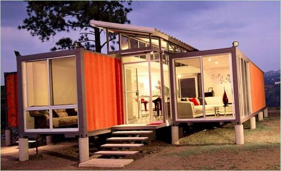 Vue nocturne d'une maison en conteneur par Benjamin Garcia Sachs à San Jose