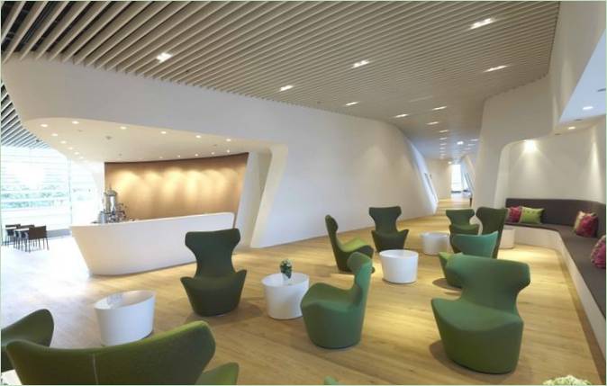 Salon d'aéroport : fauteuils verts inhabituels pour l'intérieur du salon