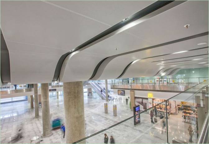 Salon de l'aéroport : hautes colonnes de marbre