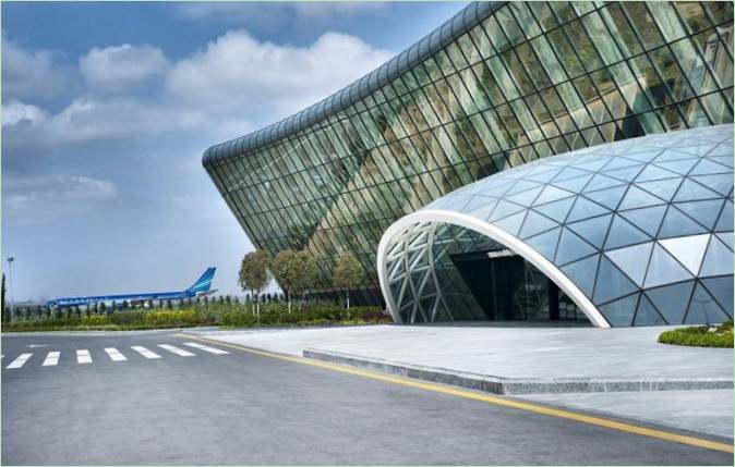 Salon de l'aéroport : la façade du bâtiment de l'aéroport de Bakou
