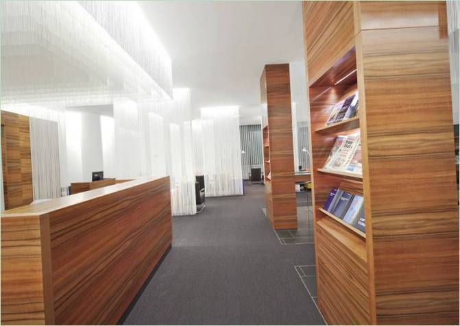 Salon de l'aéroport : étagères en bois pour les livres et les magazines