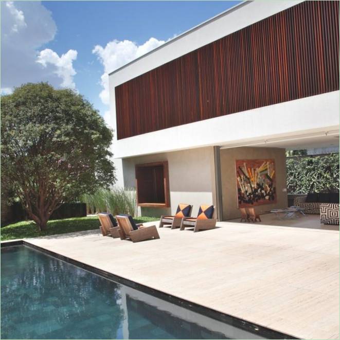 Terrasse et piscine d'une maison moderne au Brésil