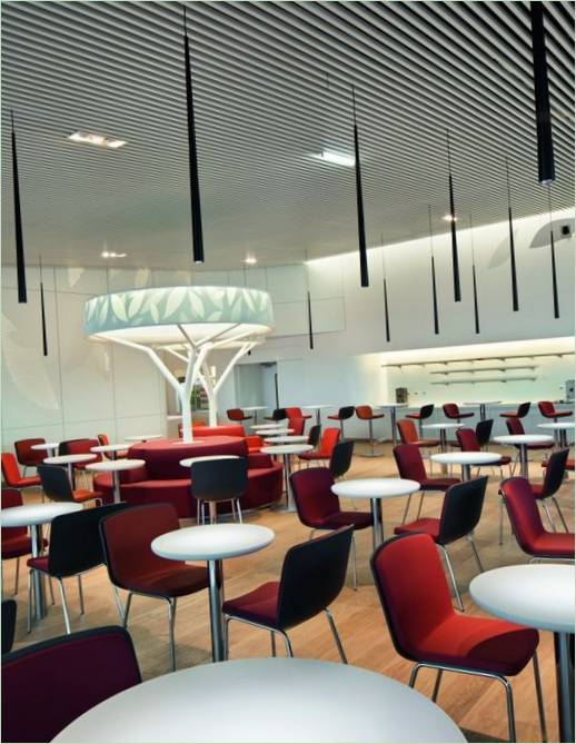 Salon de l'aéroport : la cafétéria aux chaises rouges