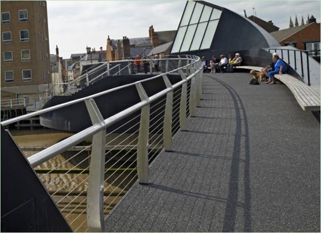 Un pont mobile en forme de virgule sur la Hull