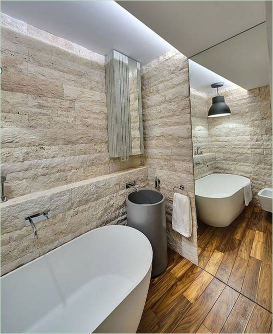Un mur de miroirs dans la salle de bains