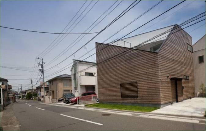 La façade d'une maison asymétrique