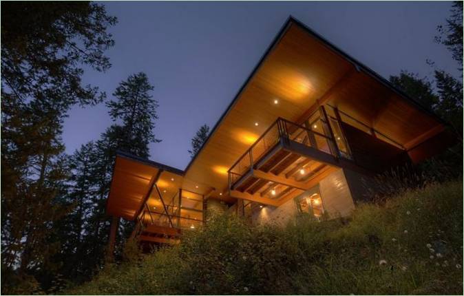 Coeur D'Alene est une cabane contemporaine au bord du lac avec un design intérieur intéressant dans le nord de l'Idaho