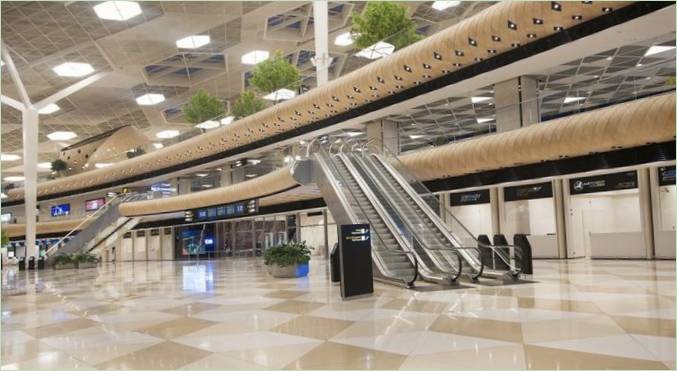Salon de l'aéroport : grand hall avec escalator